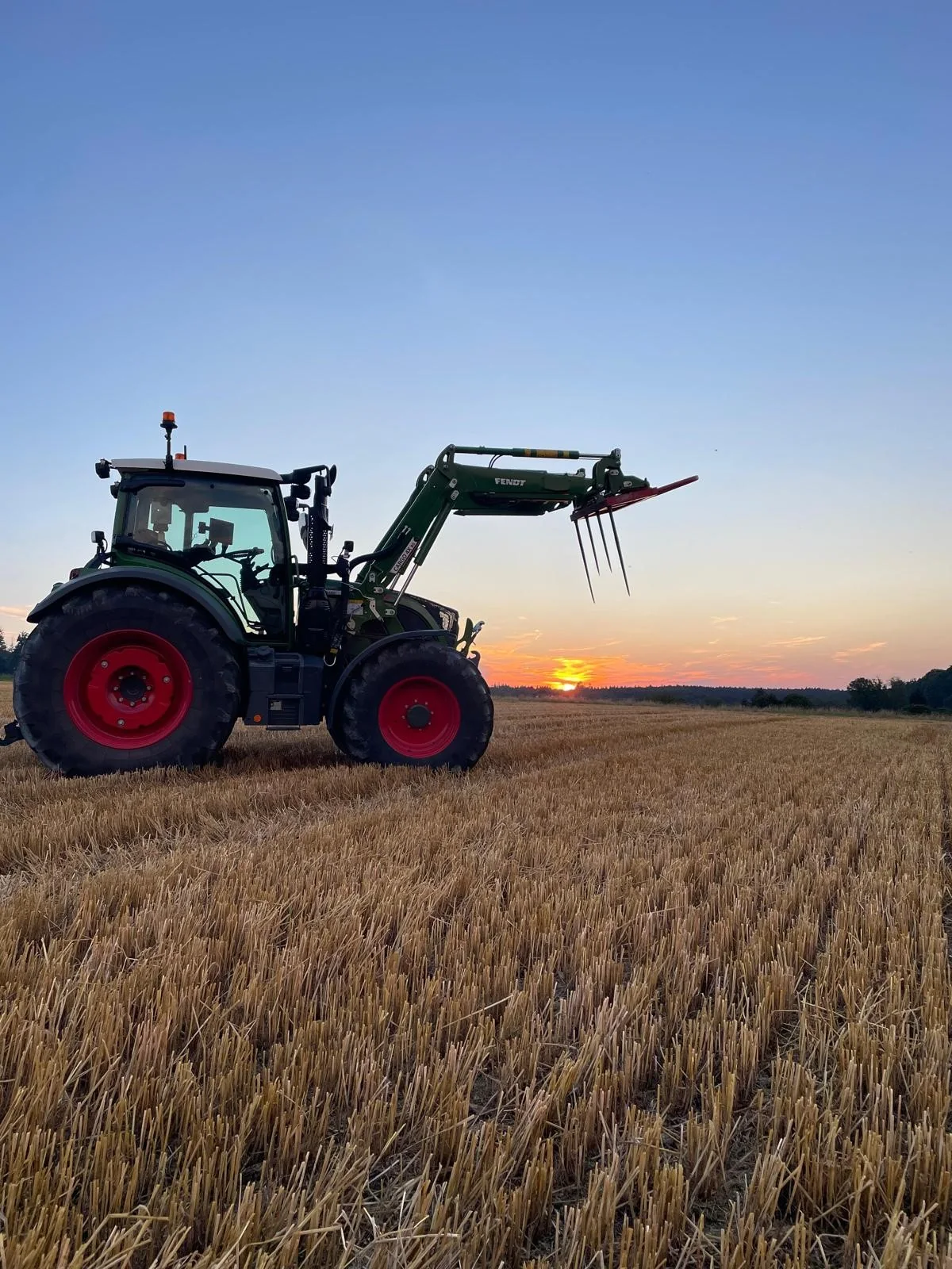 Traktor vor dem Abendhimmel