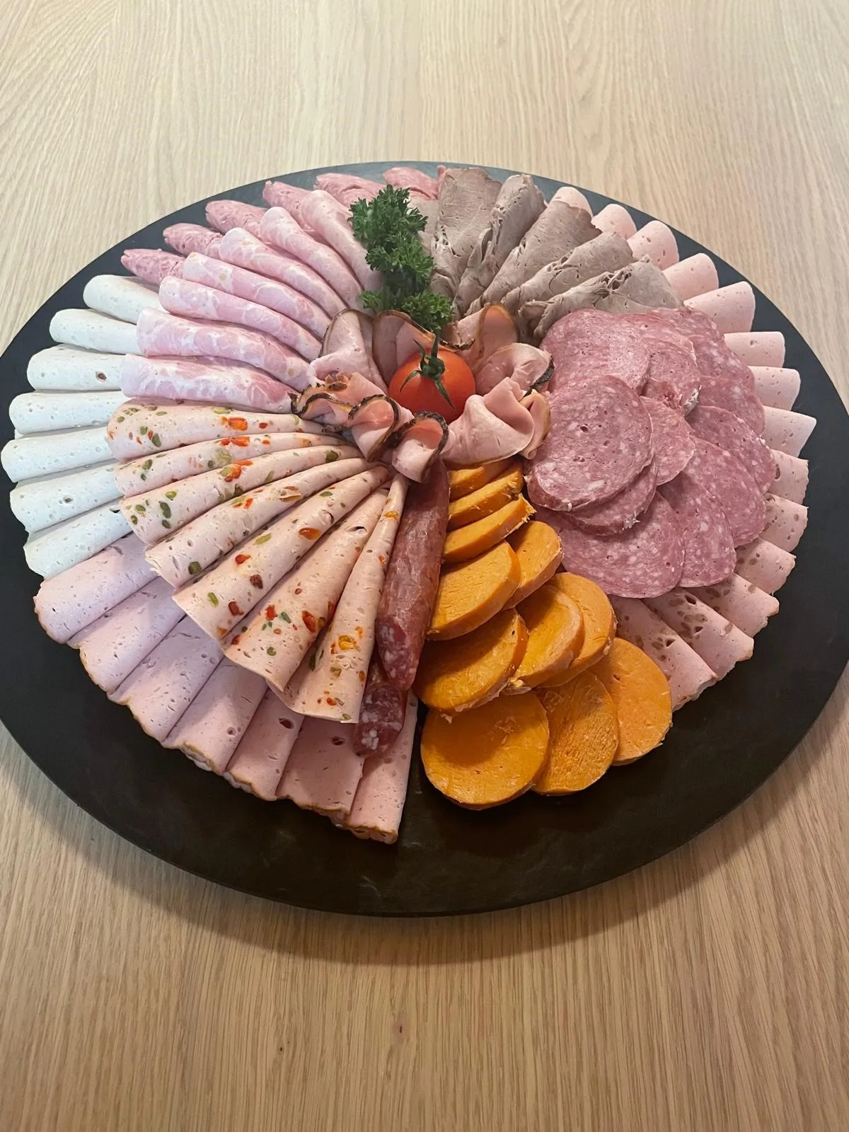 Angerichtete Brotzeitplatte mit verschiedenen Wurst- und Fleischsorten