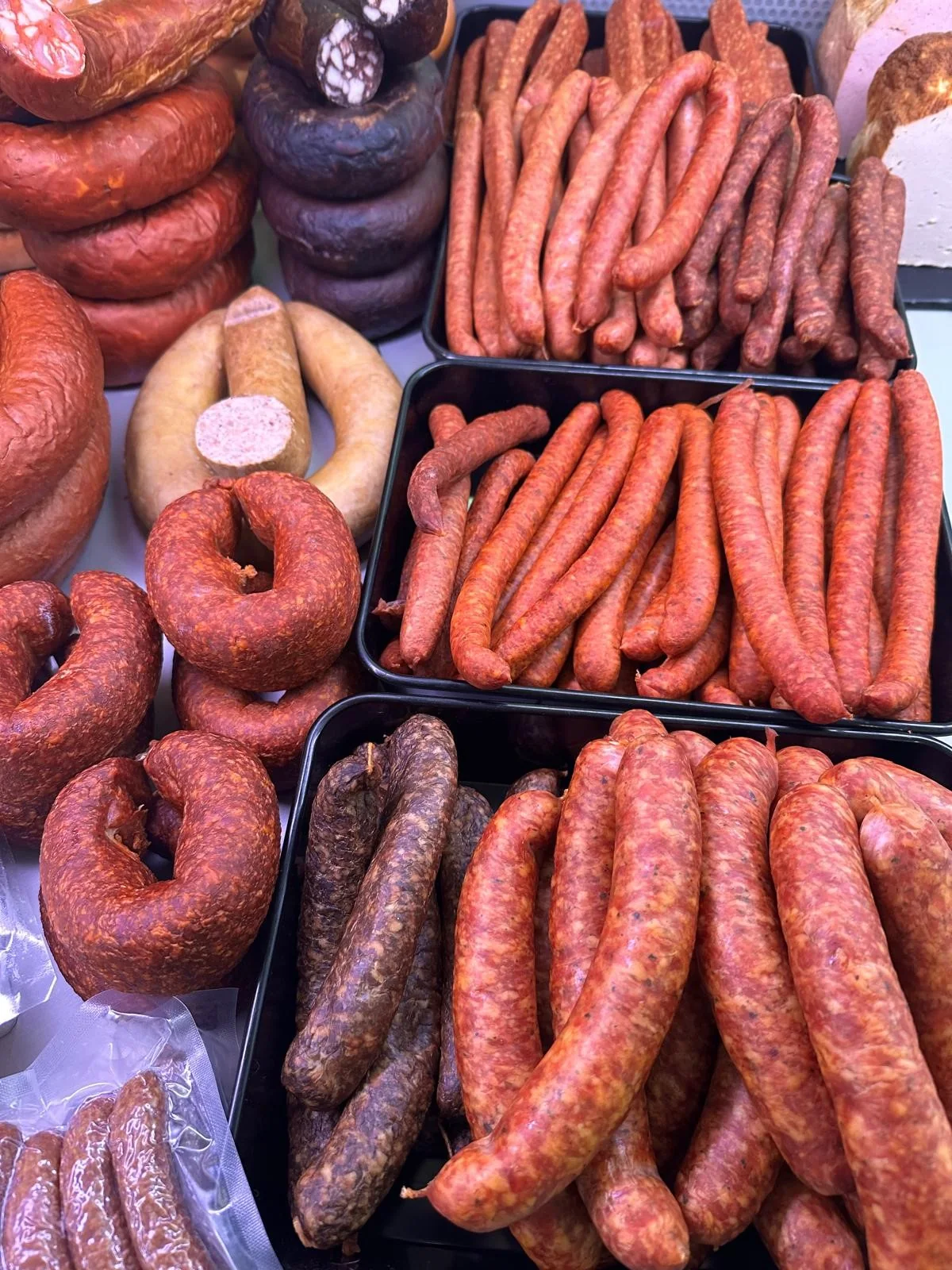 Verschiedene Wurstsorten in der Verkaufstheke