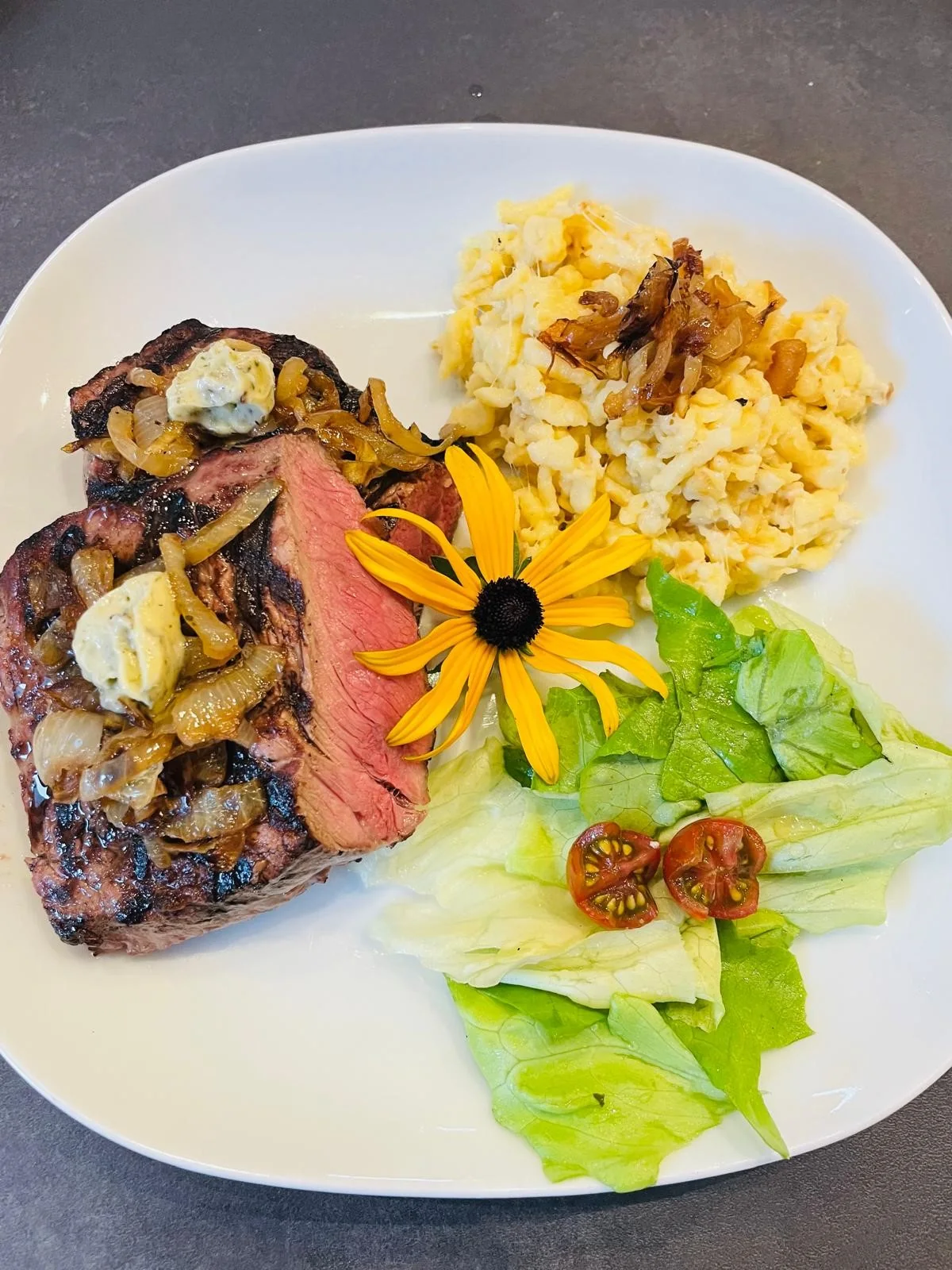 Zwiebelrostbraten mit Käsespätzle und Salat